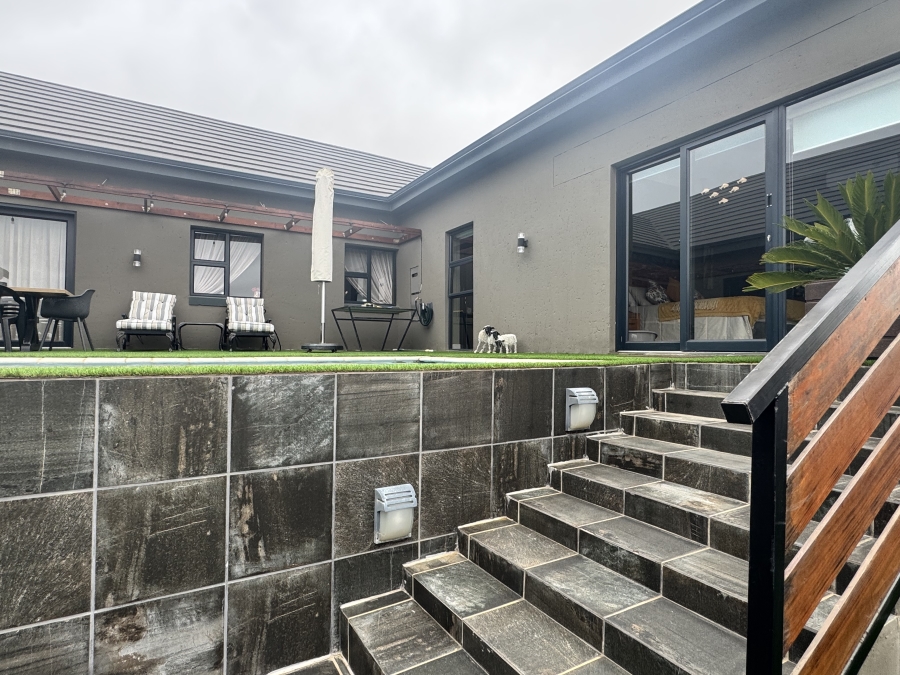 4 Bedroom Property for Sale in Outeniquasbosch Western Cape